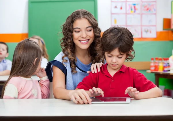 Çocukla öğretmen dijital tablet kullanma — Stockfoto