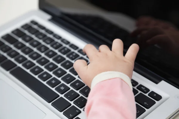 Kızın elini tipik dizüstü klavye — Stok fotoğraf
