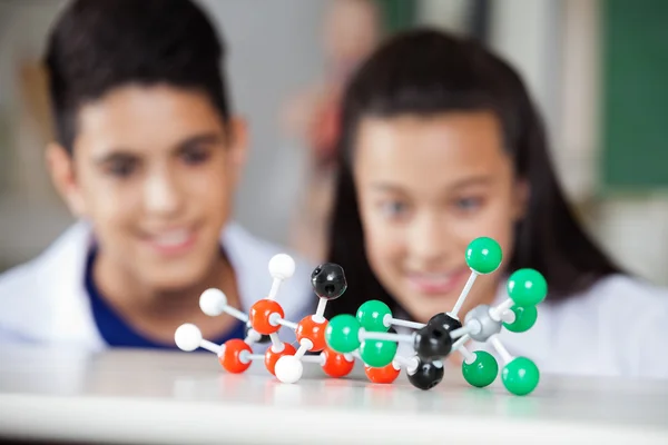 Schoolkinderen kijken naar moleculaire structuur — Stockfoto