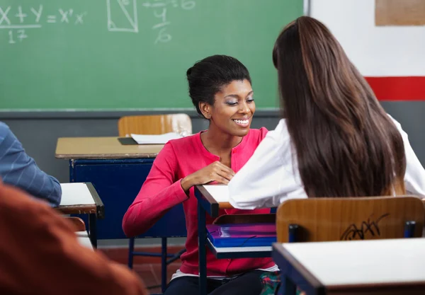 Professora de ensino adolescente estudante na mesa — Fotografia de Stock