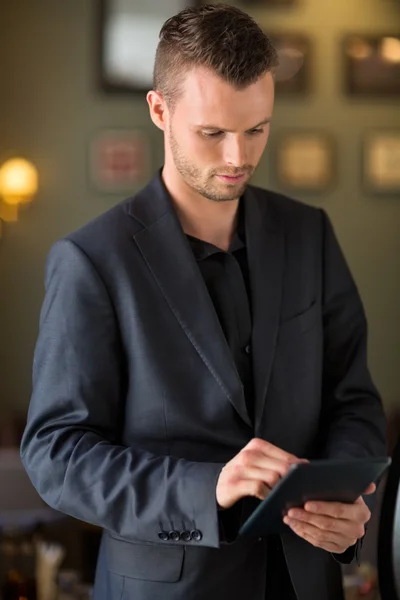 Homme d'affaires utilisant la tablette numérique au café — Photo
