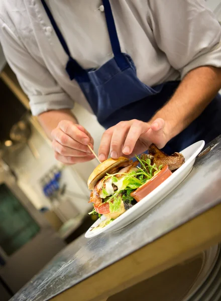 Koch bereitet Gourmet-Hamburger zu — Stockfoto