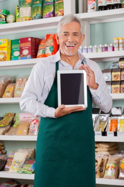 erkek sahibi gösteren dijital tablet mağaza