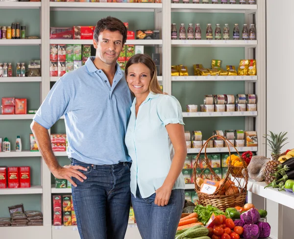 Pareja de pie en tienda de comestibles —  Fotos de Stock