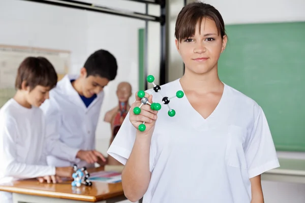 Schoolmeisje bedrijf moleculaire structuur — Stockfoto