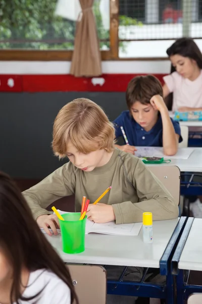 Colegiales Estudiar en el aula — Foto de Stock