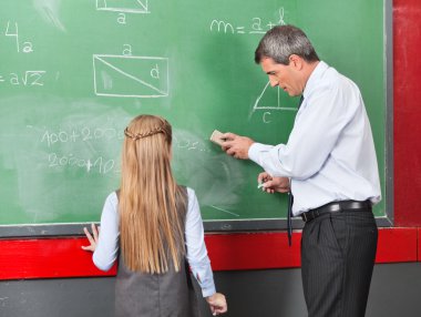 Profesör gemide küçük bir kız için matematik öğretimi