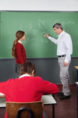 erkek öğretmen kıza sınıfta geometri öğretimi