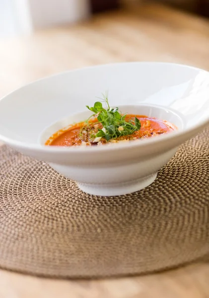 Sopa de tomate adornada en la mesa — Foto de Stock