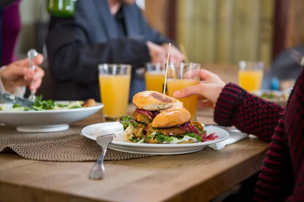 Νόστιμο burger στο πιάτο — Φωτογραφία Αρχείου