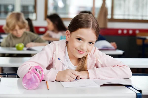 Portret van schoolmeisje tekening in boek — Stockfoto