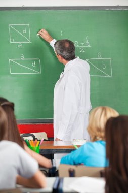 öğretmen öğrencilerin öğretmenlik yaparken greenboard yazma