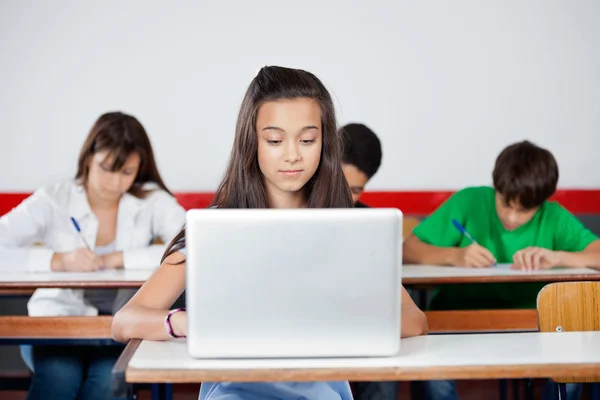 Écolière adolescente utilisant un ordinateur portable au bureau — Photo