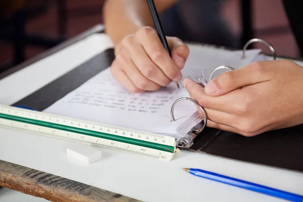 Copie écolière au bureau pendant l'examen — Photo