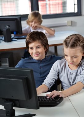 küçük erkek ve kız masaüstü pc bilgisayar laboratuarında kullanma