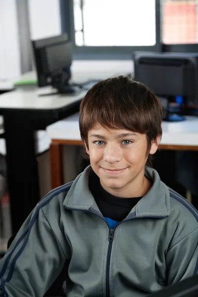 Gymnasiestudent leende i datorn klass — Stockfoto