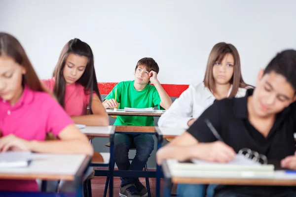 Nachdenklicher Schüler lernt im Klassenzimmer — Stockfoto