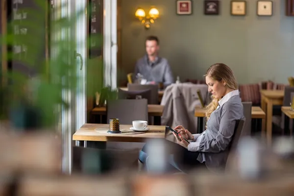 Kobieta w ciąży za pomocą cyfrowego tabletu w kawiarni — Zdjęcie stockowe