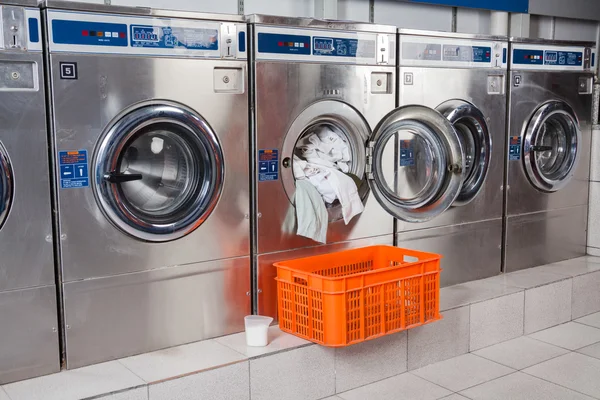 Wasmachine overbelast met kleren — Stockfoto