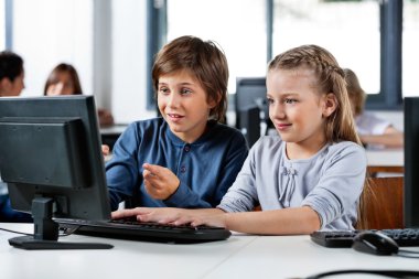 erkek arkadaşıyla masa masaüstü pc kullanarak işaret
