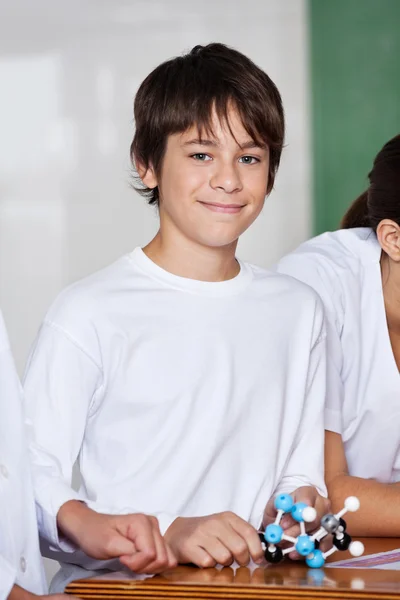 Adolescente Schoolboy com estrutura molecular na mesa — Fotografia de Stock