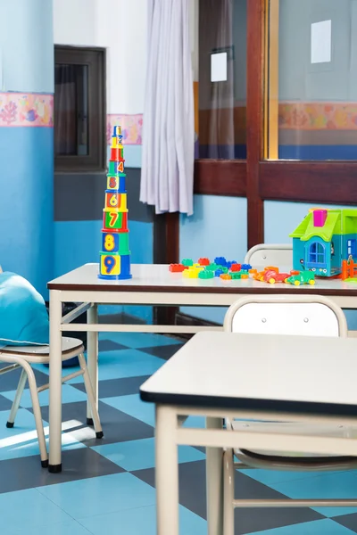 Blocs de construction colorés et maison sur le bureau — Photo