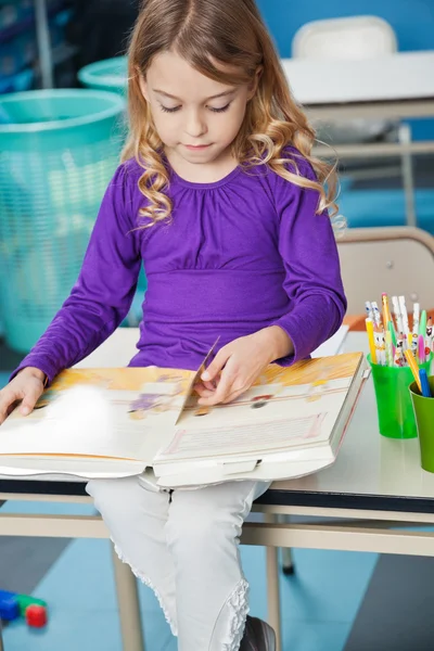 Menina leitura livro na sala de aula — Fotografia de Stock