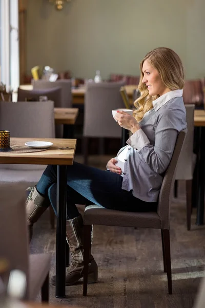 Mujer embarazada tomando café — Foto de Stock