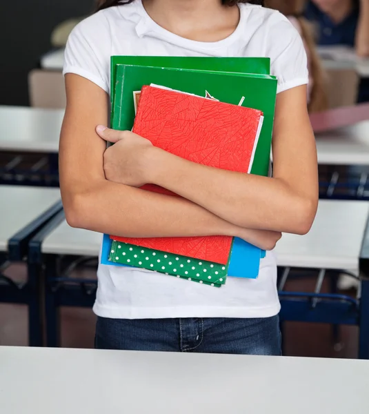 Midsection Of Schoolgirl Holding Livres — Photo