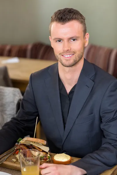 Jonge zakenman met sandwich en SAP — Stockfoto
