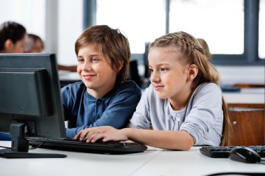 erkek ve kız okul bilgisayar laboratuarında kullanarak masaüstü pc