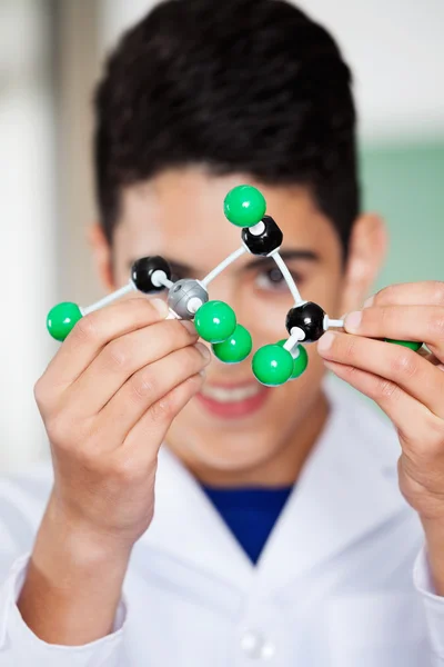 Écolier adolescent analysant la structure moléculaire — Photo