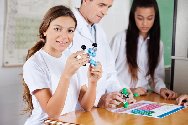 Estudante adolescente com estrutura molecular — Fotografia de Stock