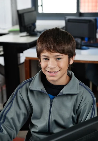 컴퓨터 클래스에 앉아 행복 한 소년 — 스톡 사진