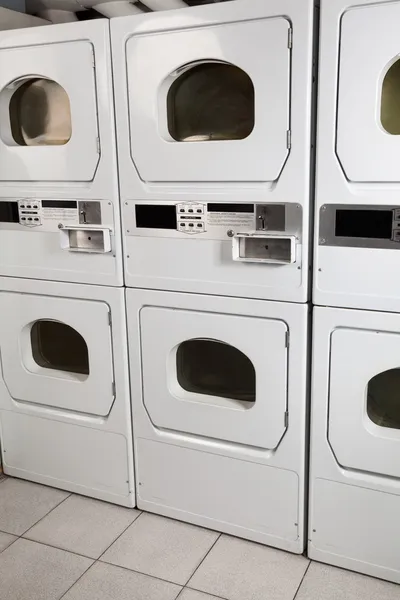 Secadoras de autoservicio en lavandería —  Fotos de Stock