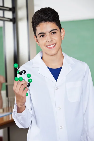 Estudiante masculino sosteniendo estructura molecular en laboratorio —  Fotos de Stock