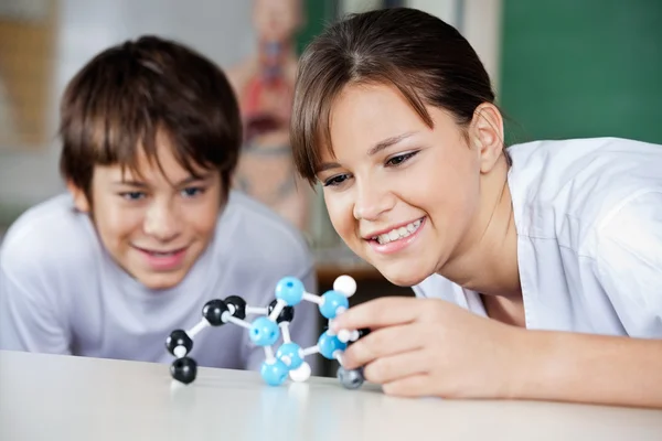 Školáci zkoumání molekulární struktury na stůl — Stock fotografie