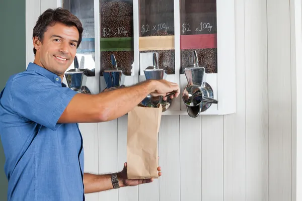 Man köper kaffebönor på livsmedelsaffär — Stockfoto