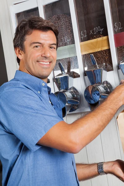 Cliente masculino em pé por máquina de venda automática de café — Fotografia de Stock