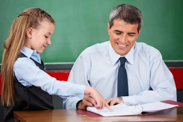 Ragazzina che fa domande agli insegnanti maschi alla scrivania — Foto Stock