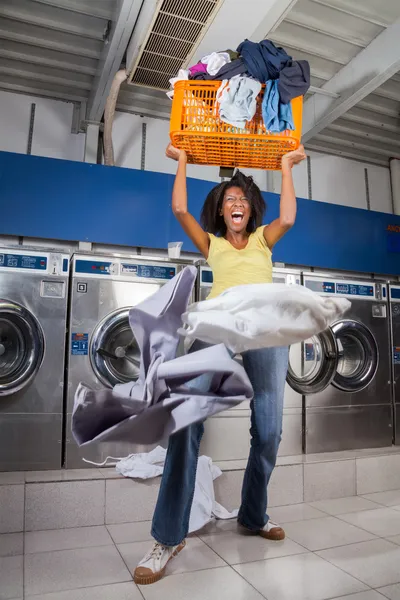 Mulher gritando enquanto transportava cesta de lavanderia sobrecarregada — Fotografia de Stock