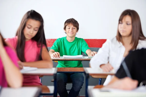 Adolescente Schoolboy sentado na sala de aula — Fotografia de Stock