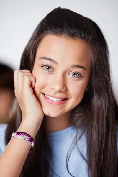 Schöne Teenager-Schulmädchen im lächelnden Klassenzimmer — Stockfoto