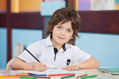 kroki kalem ve kağıt masasında bir çocuk
