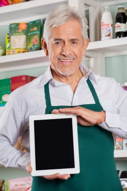 erkek sahibi gösteren dijital tablet mağaza