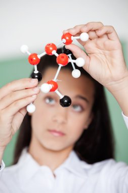 Moleküler yapı çözümleniyor kız öğrenci