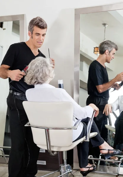 Hairdresser Attending Woman At Salon — Stock Photo, Image