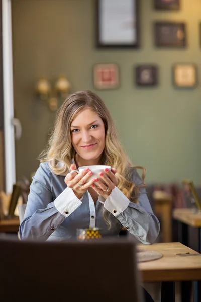 Young Woman With Coffee Cup At Table — Stock Photo, Image