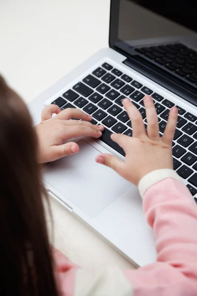 Flickan med laptop i klassrummet — Stockfoto