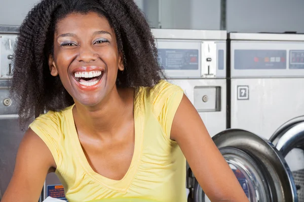 Mujer alegre en la lavandería —  Fotos de Stock